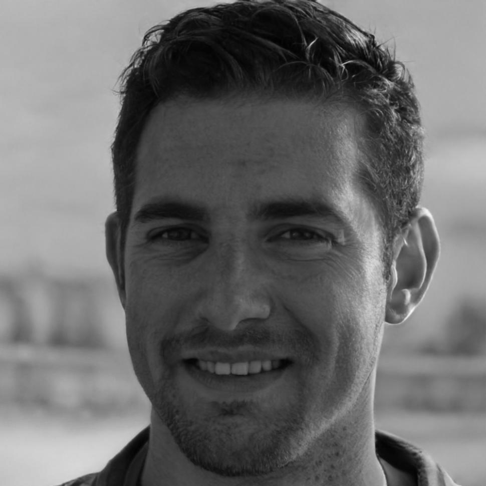 Portrait du directeur général de zorythicgroup, expert en stratégies d'investissement diversifiées